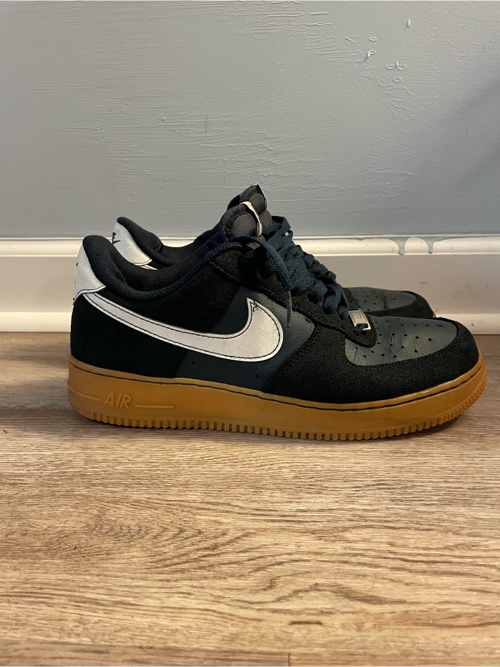 Nike Air Force 1 Men’s blue Navy White Sneakers, Gum Sole size 8.5